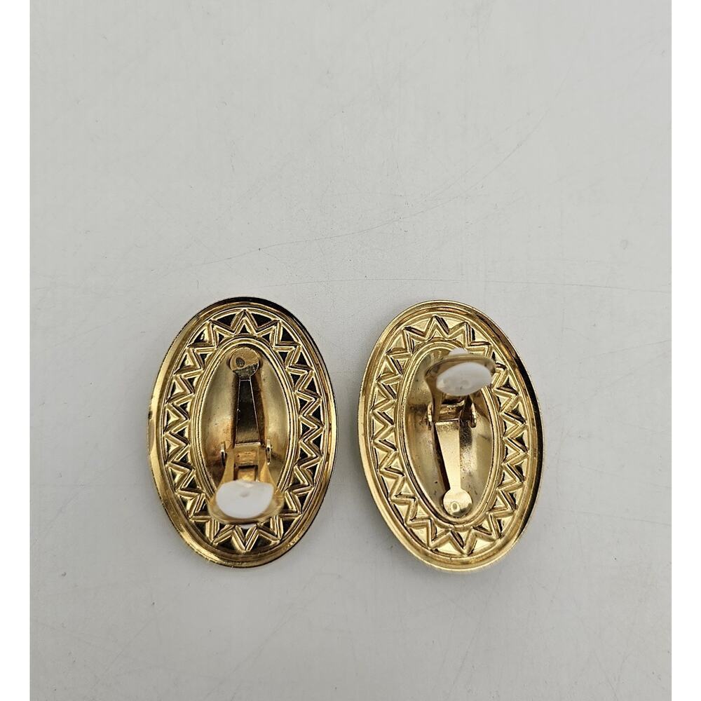 Vintage Green Enameled Inlay Swirl Gold Tone Oval Clip Earrings - Picture 4 of 7